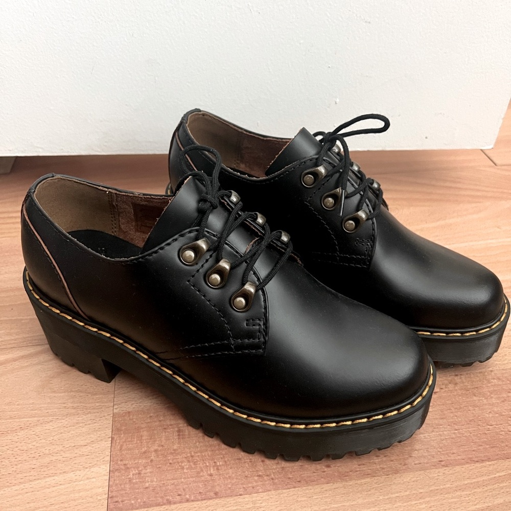Dr. Martens  low top size 7 women’s